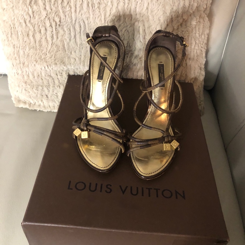 Authentic-comfortable Louie Vuitton sandals, fully authenticated by posh team.
